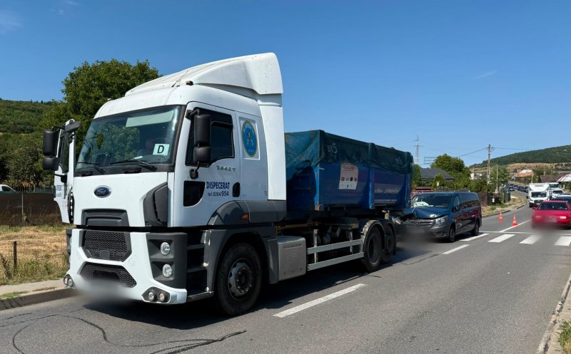 Accident violent în Cluj: un autocamion și un microbuz s-au ciocnit. O femeie a ajuns la spital