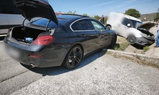 Accident în Cluj: două autoturisme au ajuns în șanț / Bărbat de 70 de ani, transportat la spital