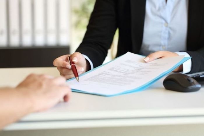 Sfârșitul nepotismului la stat? Soții și rudele de gradul I nu mai pot fi în relații contractuale de șef și subaltern
