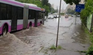 Ploaia torențială a provocat acumulări de apă pe străzile din Cluj-Napoca