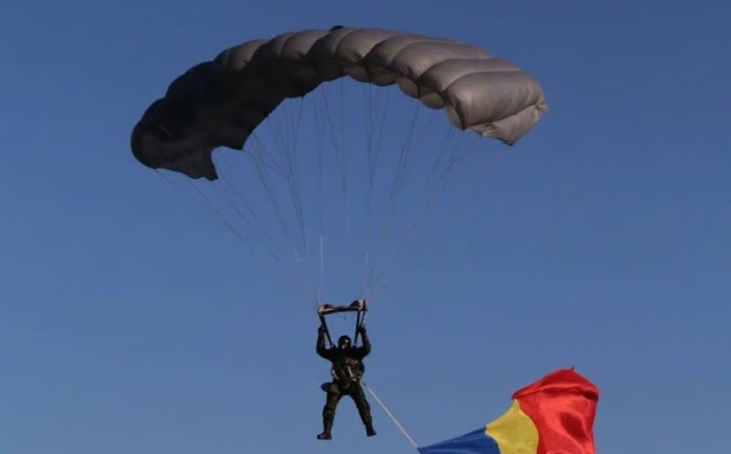 Doi paraşutişti militari, răniţi în timpul unui exerciţiu: unul a rămas suspendat în firele de înaltă tensiune, celălalt a căzut pe panouri fotovoltaice