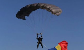Doi paraşutişti militari, răniţi în timpul unui exerciţiu: unul a rămas suspendat în firele de înaltă tensiune, celălalt a căzut pe panouri fotovoltaice