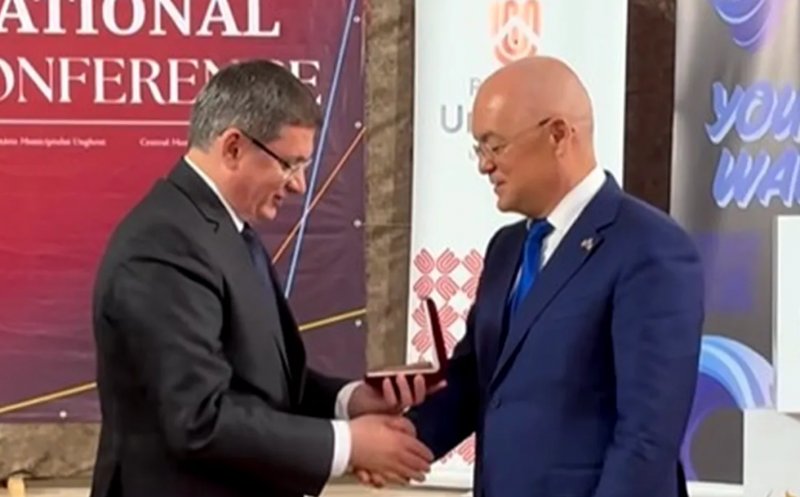 Emil Boc, decorat cu „Medalia Democrației”, cea mai înaltă distincție a Parlamentului Republicii Moldova