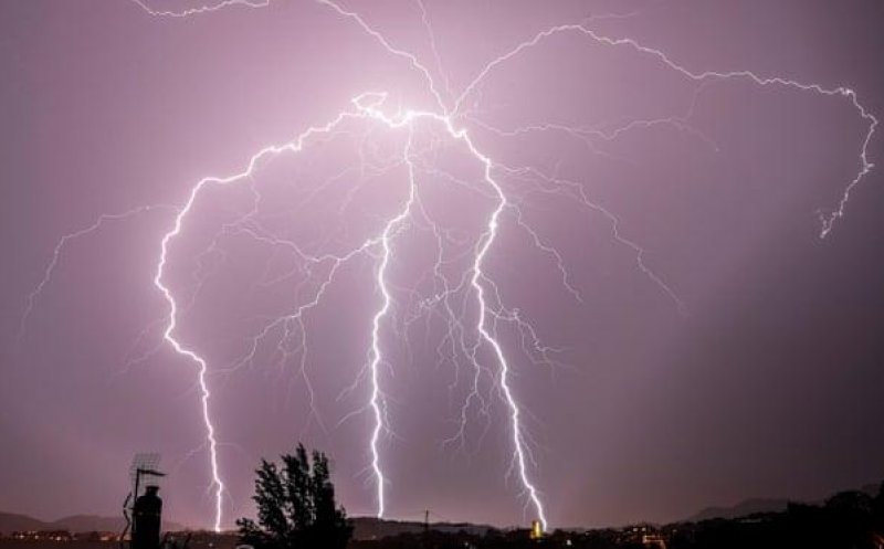 Cod galben de vreme rea în Cluj-Napoca și mai multe localități. Averse torențiale, grindină și descărcări electrice