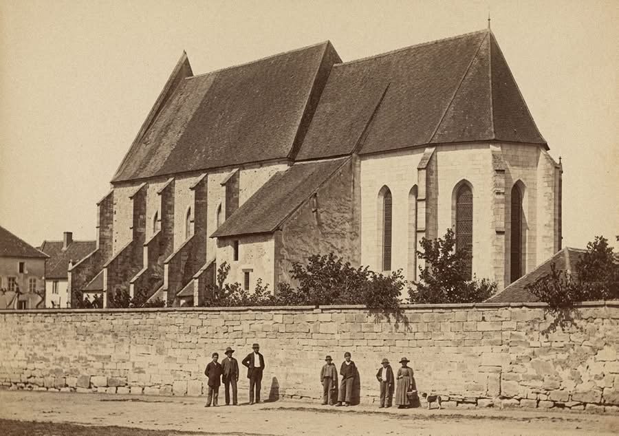 Fotografia, realizată în anul 1889, surprinde unul dintre cele mai impresionante monumente medievale ale Clujului
