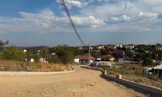 Lucrări de modernizare a infrastructurii din Dezmir / Cetățenii: Stâlpii rămân în drum?