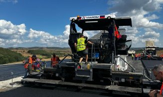 „Etapă crucială pentru Autostrada Transilvania”: Primul strat de asfalt pe tronsonul cu mega-viaductele de 3,2 kilometri