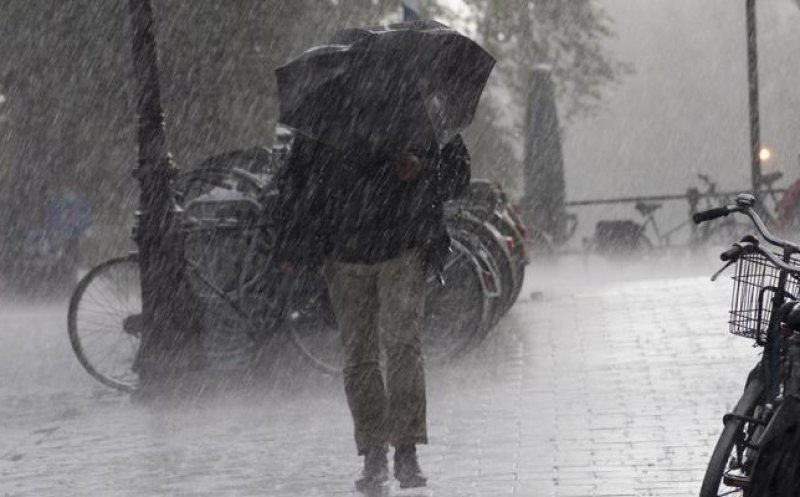 Se strică vremea! Meteorologii anunță două zile cu averse torențiale, vijelii și grindină