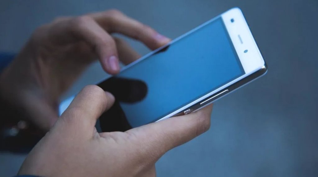 Ai primit un SMS că ai un colet în așteptare? Atenție, poate fi o fraudă / Cum recunoști mesajele false
