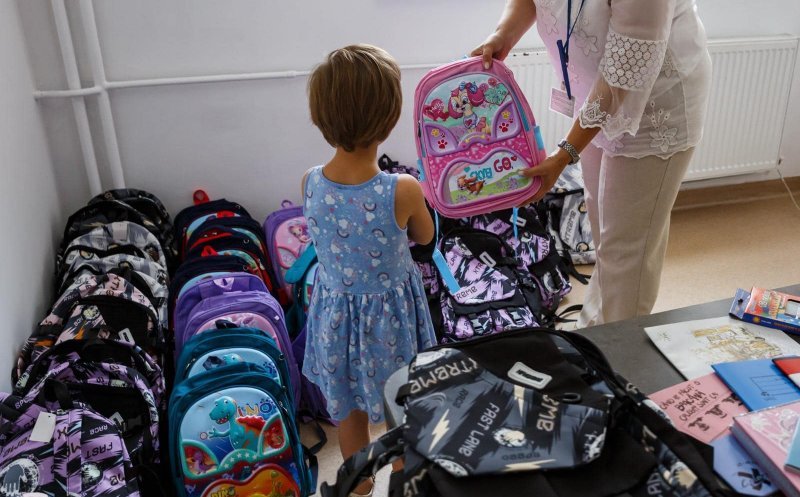 Cluj-Napoca: 570 ghiozdane cu rechizite, distribuite elevilor din familii vulnerabile. Boc: "Umpleți aceste ghiozdane cu vise!"