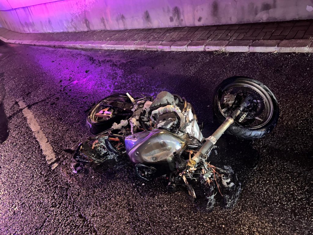 Motocicletă făcută scrum pe Fabricii, în toiul nopții. Motociclistul care o conducea a fugit de polițiști și a căzut. Era beat-mangă