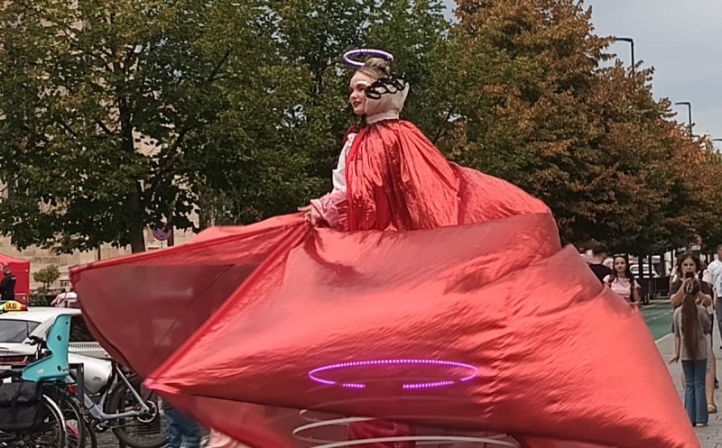 A început WonderPuck! Centrul Clujului, transformat într-o imensă scenă: personaje în costume impresionante, spectacole, acrobații și ateliere pentru cei mici