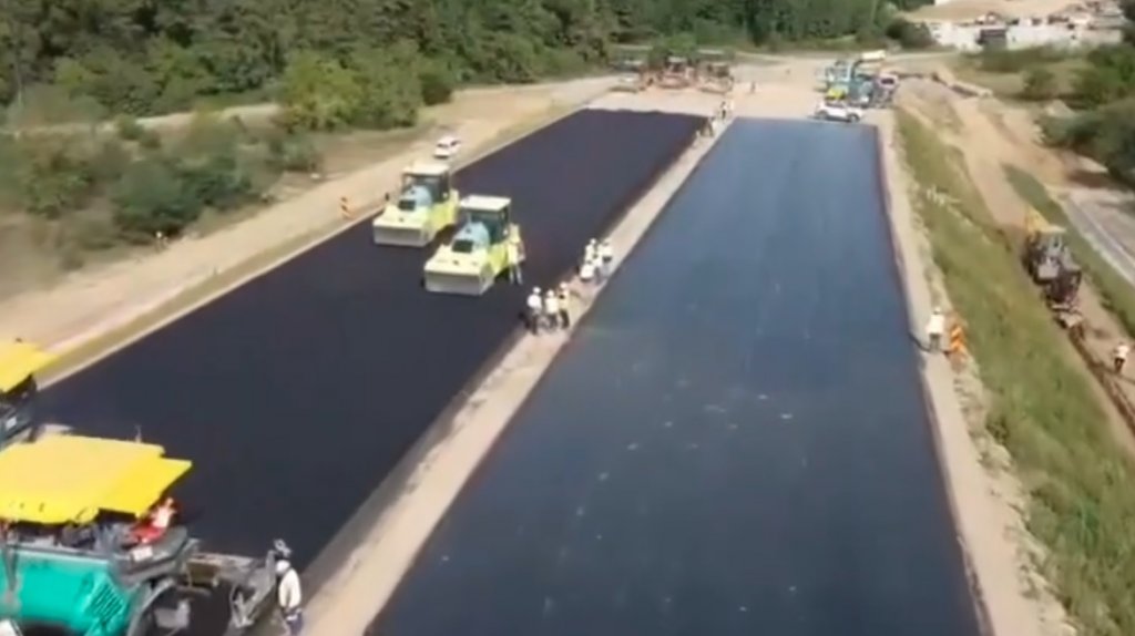 Au început lucrările de asfaltare pe un tronson experimental al autostrăzii A1. Unele loturi nu au încă Acord Revizuit de Mediu