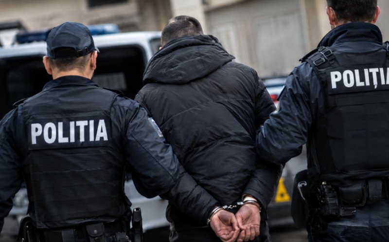 Bărbat din Cluj, „client fidel” al unui magazin de parfumuri: a furat 19 sticle și a amenințat două persoane. A fost arestat