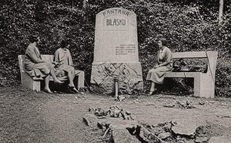 Un moment de odihnă la Fântâna Bilașku (azi Izvorul Bilașcu) din Pădurea Făget, în anul 1931