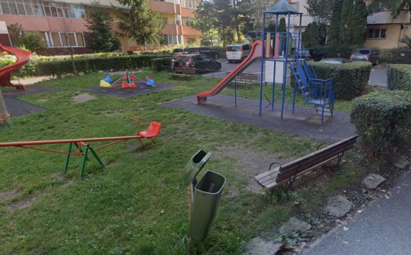 "Luați atitudine”. Un clujean reclamă vandalizarea unui parc de pe strada Năsăud: carusel rupt și mizerie