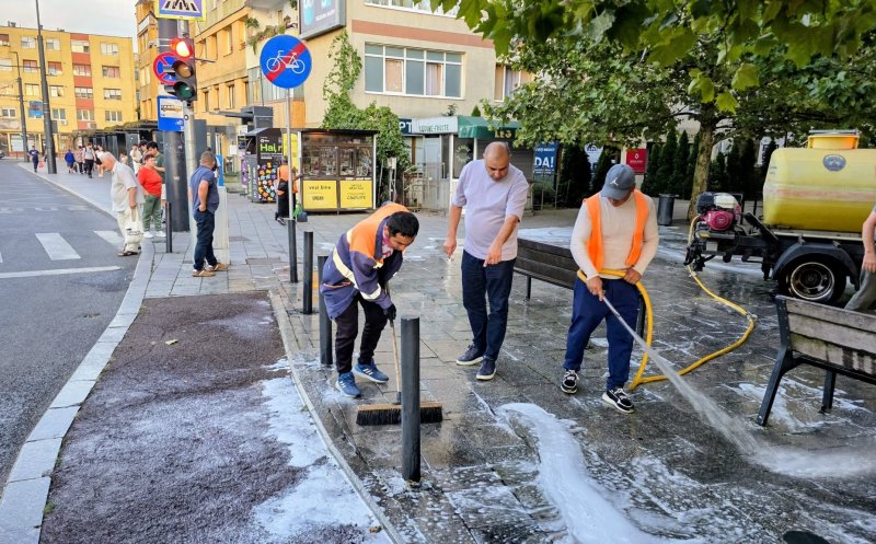 Primăria Cluj-Napoca a spălat zona Gării. Tarcea: ''Nu dați bani celor care cerșesc" / Clujenii îl cheamă și în pasajul din Mănăștur