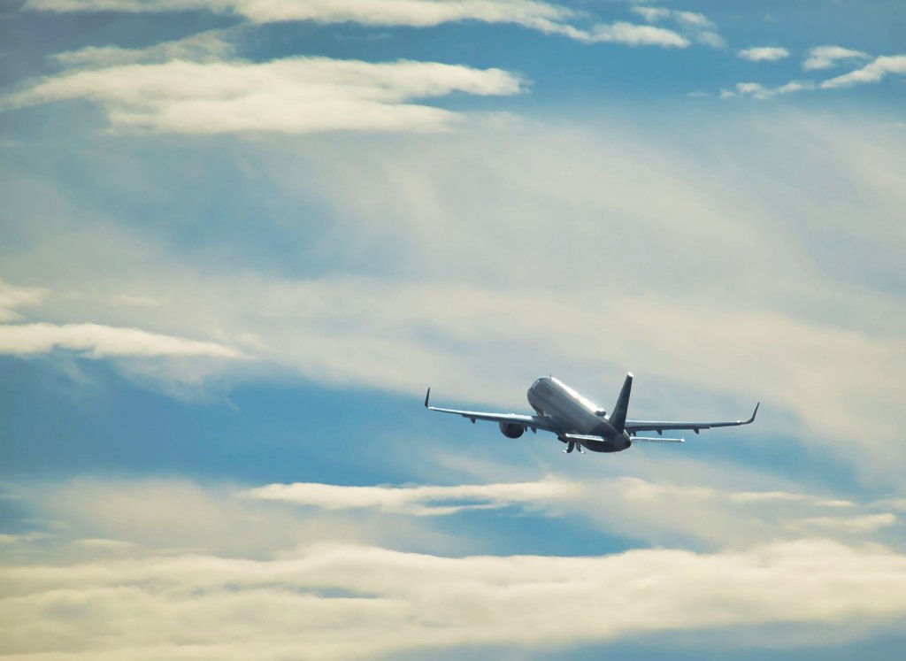 Cum poți prinde bilete de avion ieftine și în ce zile găsești prețuri mai bune
