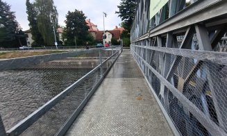 Patinoar pentru pietoni la primii stropi de ploaie pe noul pod provizoriu care leagă Grigorescu de restul orașului