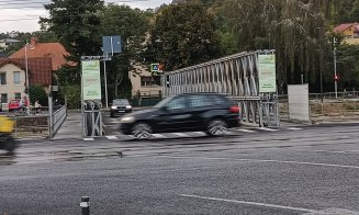 Patinoar pentru pietoni la primii stropi de ploaie pe noul pod provizoriu care leagă Grigorescu de restul orașului