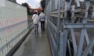 Patinoar pentru pietoni la primii stropi de ploaie pe noul pod provizoriu care leagă Grigorescu de restul orașului