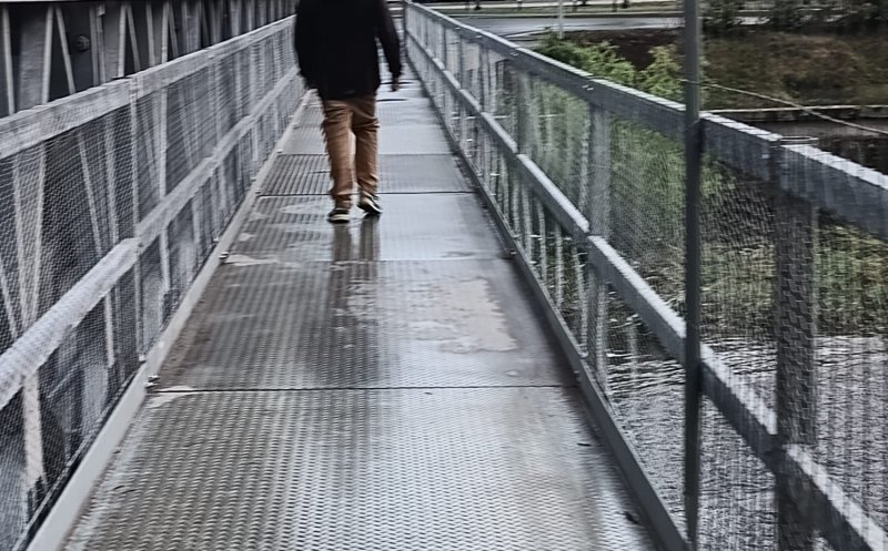 Patinoar pentru pietoni la primii stropi de ploaie pe noul pod provizoriu care leagă Grigorescu de restul orașului