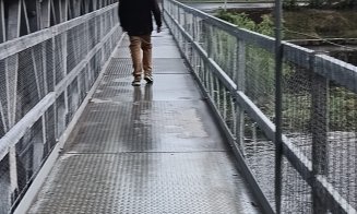 Patinoar pentru pietoni la primii stropi de ploaie pe noul pod provizoriu care leagă Grigorescu de restul orașului