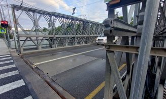 Patinoar pentru pietoni la primii stropi de ploaie pe noul pod provizoriu care leagă Grigorescu de restul orașului