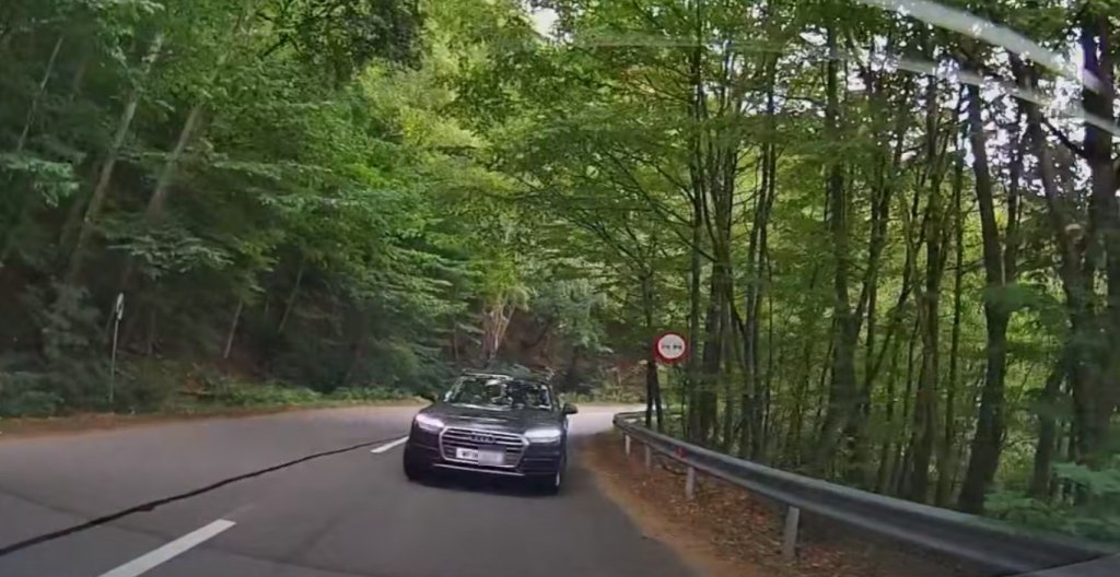 O mașină cu numere de Anglia circula pe contrasens la Tarnița. Accident grav, evitat în ultimul moment