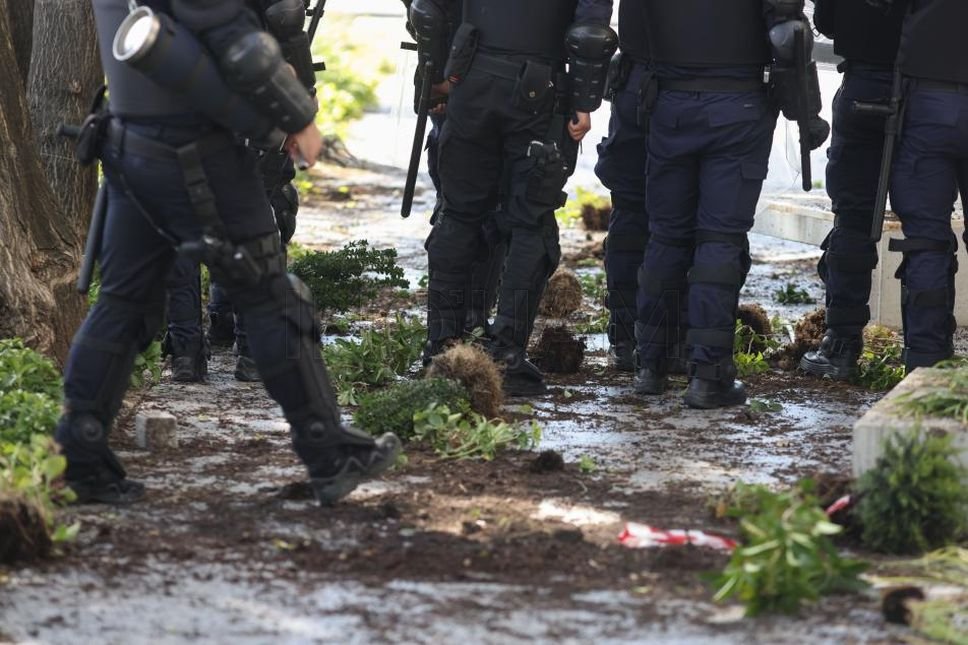 47 de persoane care au săvârșit fapte antisociale la protestul din Capitală, conduse la secțiile de poliție