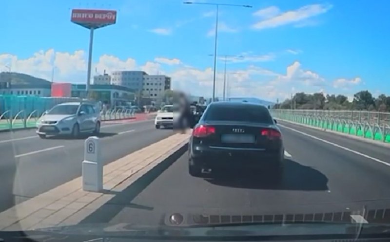 Accident neobișnuit surprins pe Calea Florești din Cluj. Un tânăr de 21 de ani a fost lovit de o mașină după ce a coborât brusc din autoturism