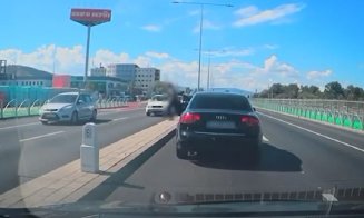 Accident neobișnuit surprins pe Calea Florești din Cluj. Un tânăr de 21 de ani a fost lovit de o mașină după ce a coborât brusc din autoturism