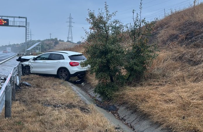 Accident pe A3, în Cluj: o mașină a ajuns într-un șanț. Două persoane au fost rănite