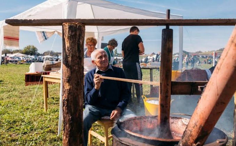 A început Festivalul Silvoiței 2026 - dulceață, gulyas, plăcinte, gogoși, porumb fiert, precum și o piață cu produse locale