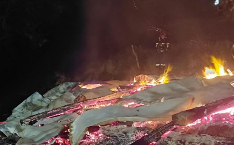 Pompierii clujeni, intervenție noaptea trecută pentru a stinge un incendiu izbucnit la un adăpost de animale