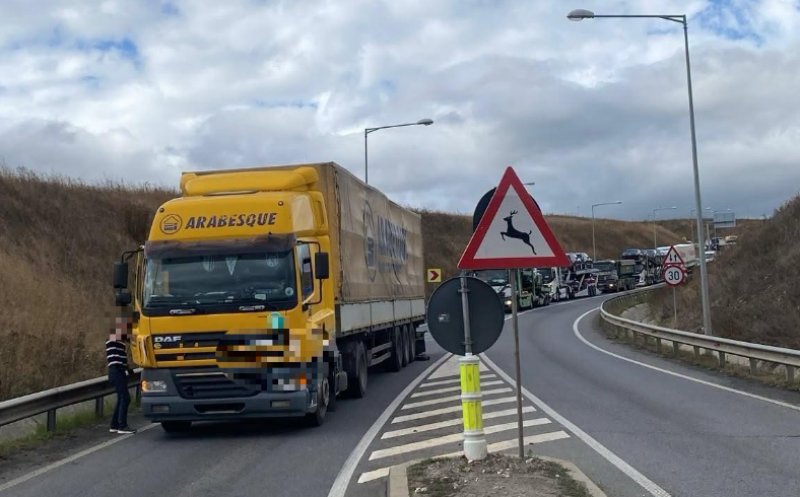 Atenție, șoferi! Trafic îngreunat la ieșirea de pe Autostrada A3 în DN 1F, din cauza unui autocamion defect