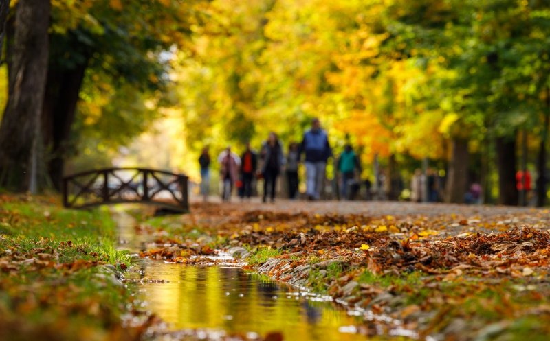 Vremea în următoarea lună. Temperaturile scad, apoi toamna vine cu valori peste normal