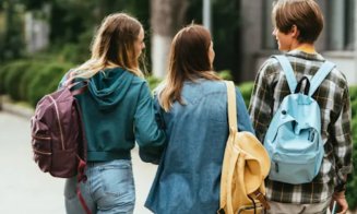 Semnal de alarmă pentru părinți: 4 din 10 adolescenți cunosc persoane care consumă droguri. Alcoolul, vapatul și jocurile de noroc, alte riscuri