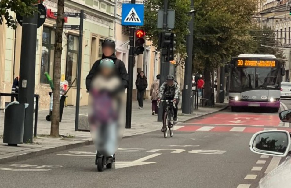Inconștiență în traficul din Cluj-Napoca: tată și fiică, pe aceeași trotinetă electrică / "De pățește ceva copilul..."