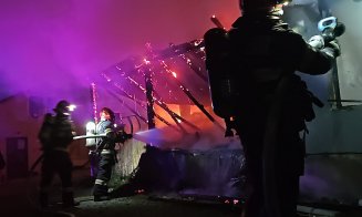 INCENDIU într-o gospodărie din Cluj / De la ce a pornit focul care s-a manifestat generalizat la întreaga locuință și anexe
