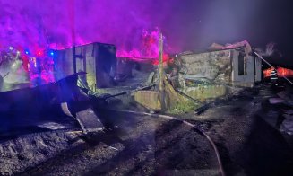 INCENDIU într-o gospodărie din Cluj / De la ce a pornit focul care s-a manifestat generalizat la întreaga locuință și anexe