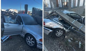 Cum s-a produs accidentul din Câmpia Turzii: un șofer a pierdut controlul mașinii și a intrat într-un stâlp. Copil de 6 ani, în stare gravă