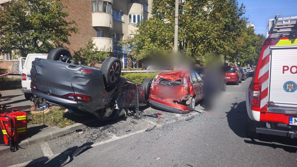 Accident pe Calea Dorobanților din Cluj-Napoca: trei mașini implicate, una s-a răsturnat. O femeie a fost rănită
