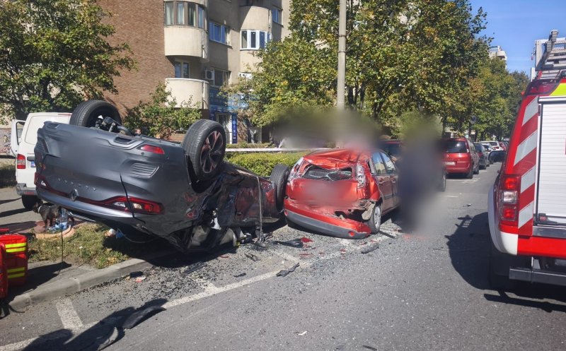 Cum s-a produs accidentul de pe Calea Dorobanților din Cluj, în urma căruia un autoturism s-a răsturnat peste două mașini parcate