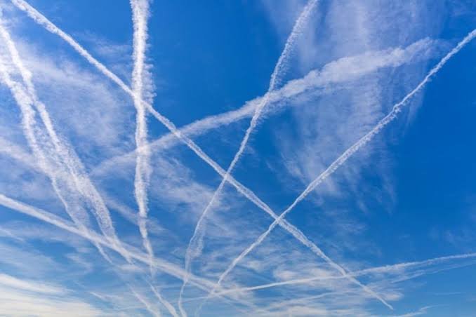 Urmele lăsate de avioane pe cer au împărțit internetul în două: sunt pulverizate substanțe toxice? / Explicația specialiștilor