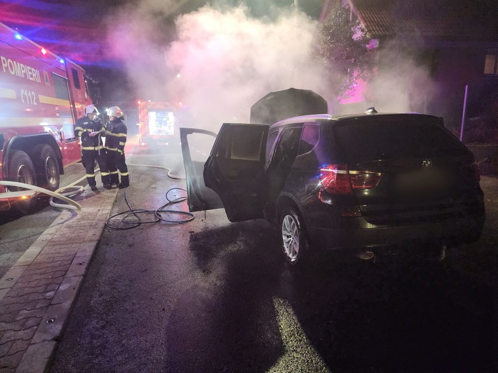 Mașină cuprinsă de foc în Feleacu. Au intervenit pompierii