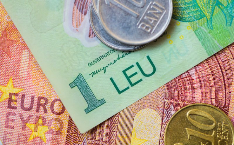 Euro crește și atinge un nou maxim față de leu. Criza politică e de vină