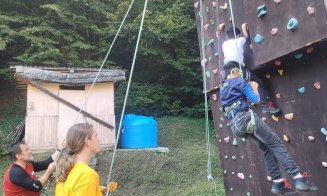 Tabără fără limite, la Cluj: zeci de elevi cu deficiențe de vedere, trei zile de munte și adrenalină la Moara de Pădure