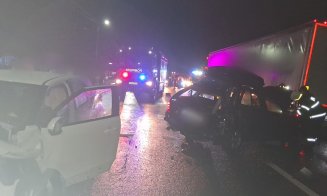 Accident GRAV între două mașini și un camion la Livada! Descarcerarea, SMURD-ul și un echipaj SAJ, la fața locului/ Traficul este blocat