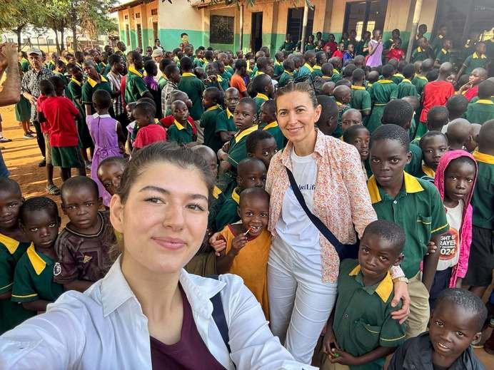 De la Cluj la mii de kilometri distanţă, pentru o misiune a binelui. Povestea unei asistente medicale care a ajutat 2.600 de oameni în Uganda